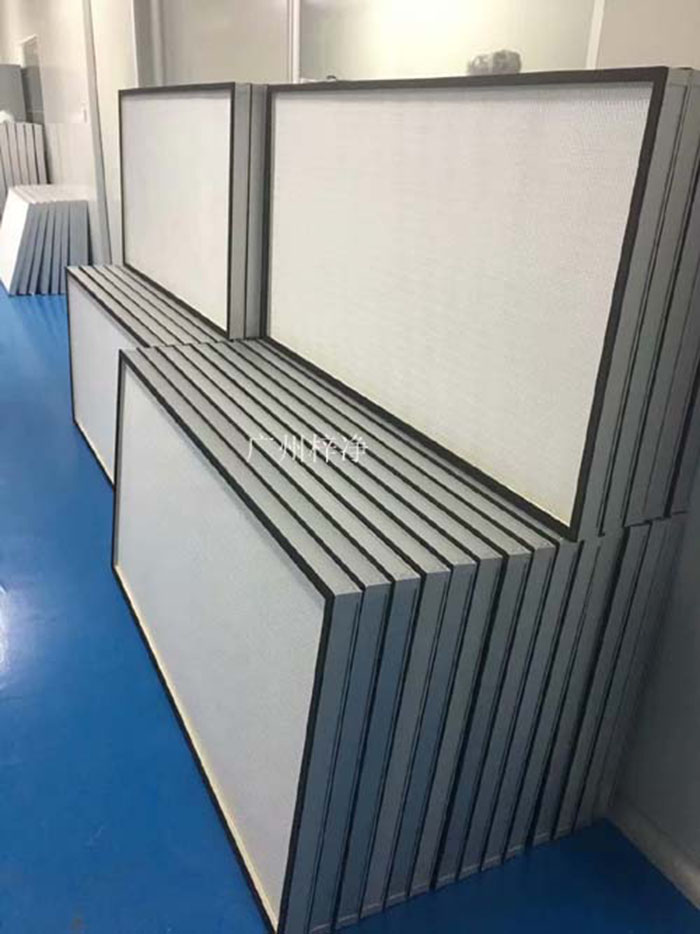 ULPA級(jí)超高效空氣過(guò)濾器適用于10000級(jí)-100級(jí)潔凈系統(tǒng)，空調(diào)系統(tǒng)，因此產(chǎn)品已廣泛應(yīng)用于電子、微電子、半導(dǎo)體、光器件、生物和醫(yī)藥線路、照相機(jī)和光學(xué)儀器、精密機(jī)械等多個(gè)領(lǐng)域。