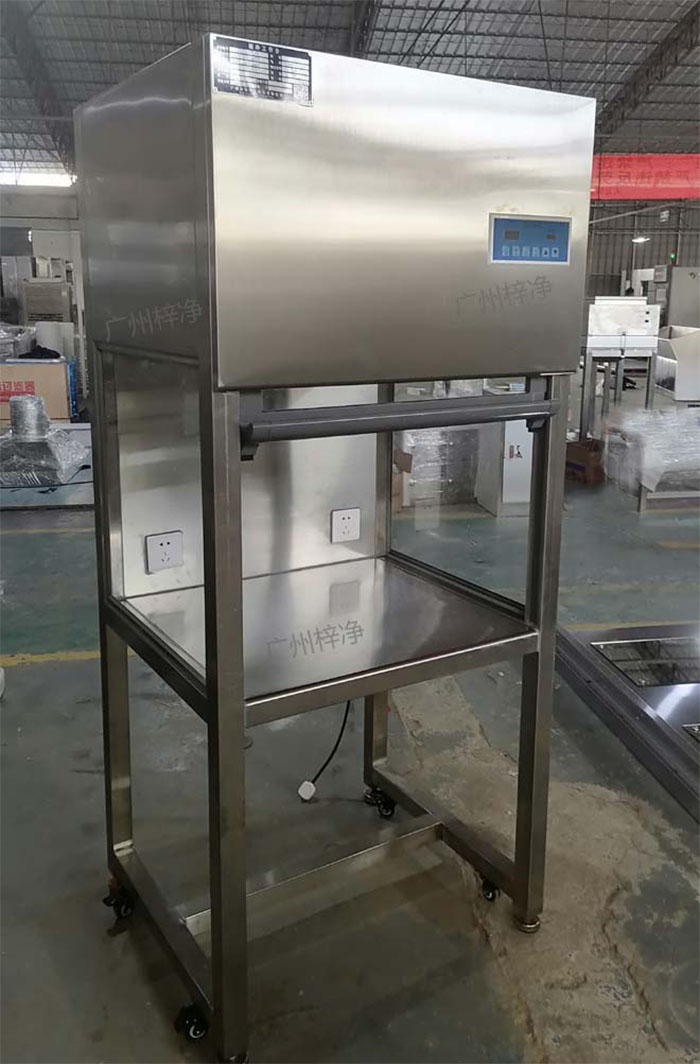 升降門超凈工作臺是采用單向空氣流，室內(nèi)空氣經(jīng)預(yù)初效過濾器進(jìn)入靜壓箱，再經(jīng)過高效空氣過濾器，最后在操作區(qū)內(nèi)形成高度潔凈的單向空氣流，是提供操作區(qū)高潔凈度工作環(huán)境的理想設(shè)備。