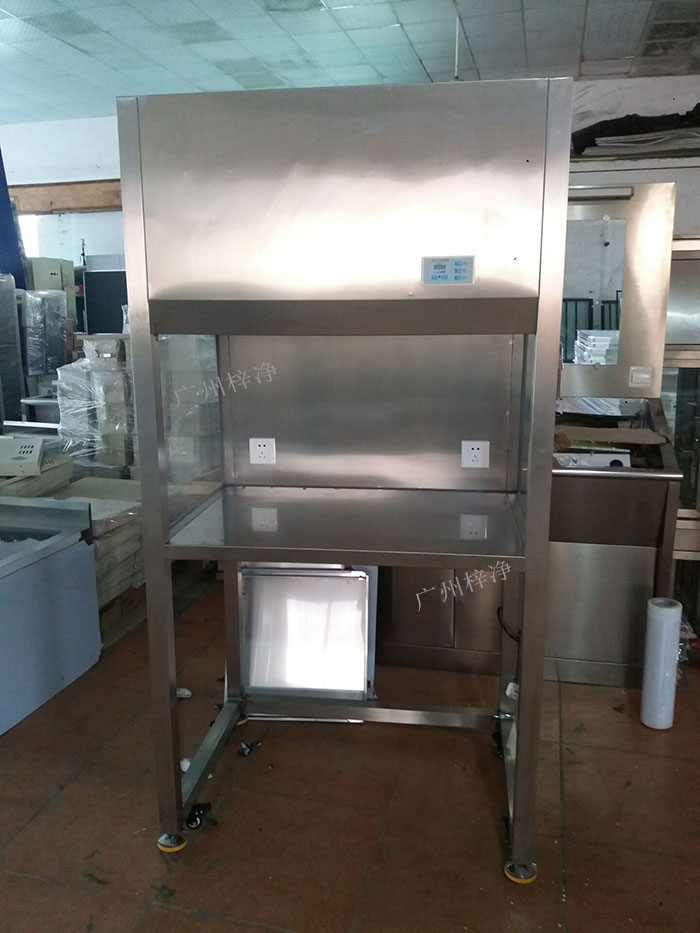 升降門超凈工作臺又稱為升降門潔凈工作臺、推拉門超凈工作臺、無菌工作臺