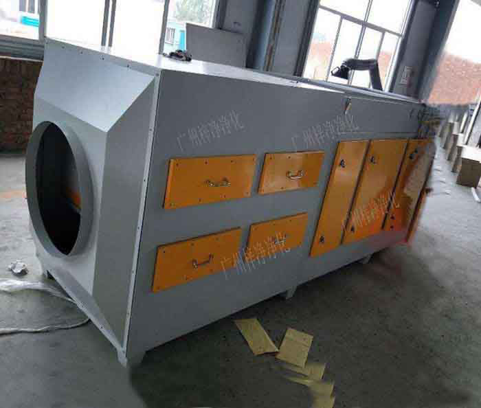 新風(fēng)柜被廣泛應(yīng)用于民用建筑的通風(fēng)系統(tǒng)中，同時(shí)還可應(yīng)用到房屋建筑的消防加壓送風(fēng)，凈化空調(diào)的增壓補(bǔ)風(fēng)等場合。