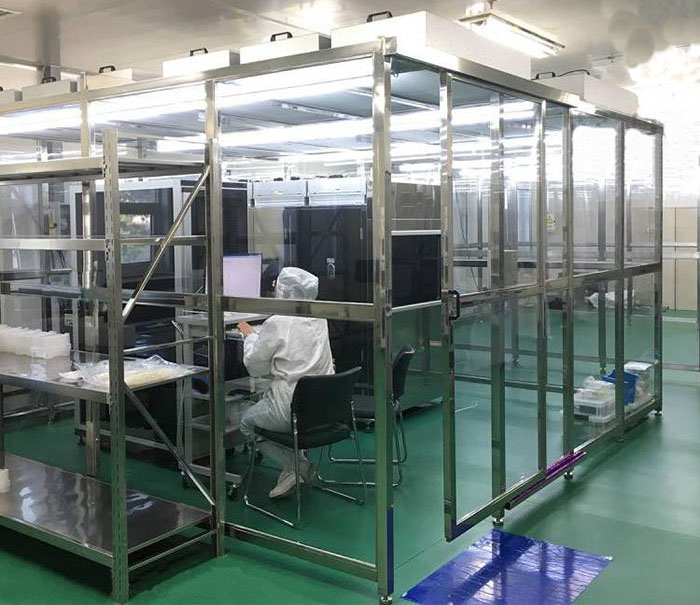 操作人員進(jìn)入潔凈棚前必須穿戴干凈的工作服、帽子、口罩、手套和鞋套，并確保個(gè)人衛(wèi)生符合要求。